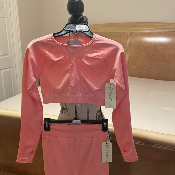 Club Moda Active Wear- Cropped Knitted Seamless Long Sleeve Shirt & Leggings - Picture 2 of 8